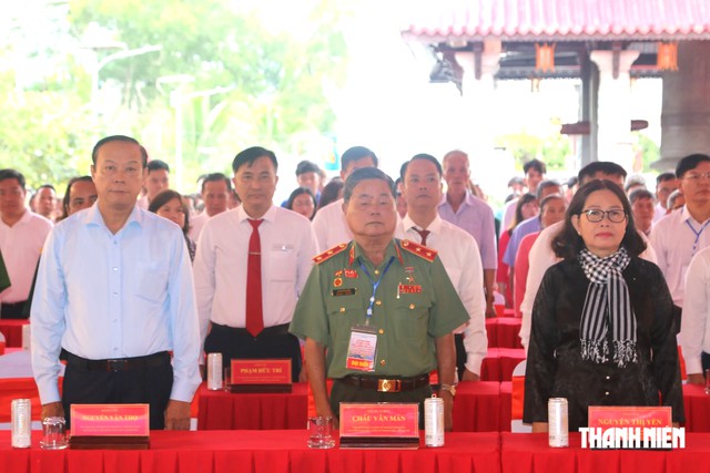 TP.HCM tổ chức lễ giỗ c&aacute;c Anh h&ugrave;ng Liệt sĩ, đồng b&agrave;o y&ecirc;u nước tại C&ocirc;n Đảo - Ảnh 2.