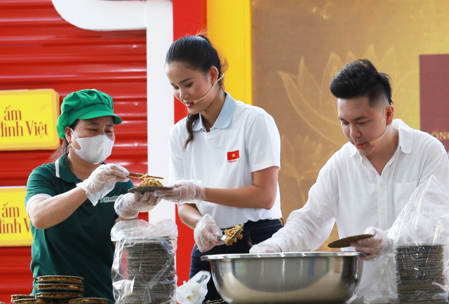 Á hậu Việt khóc nghẹn trên truyền hình, làm điều đặc biệt cho bé gái 12 tuổi- Ảnh 2.