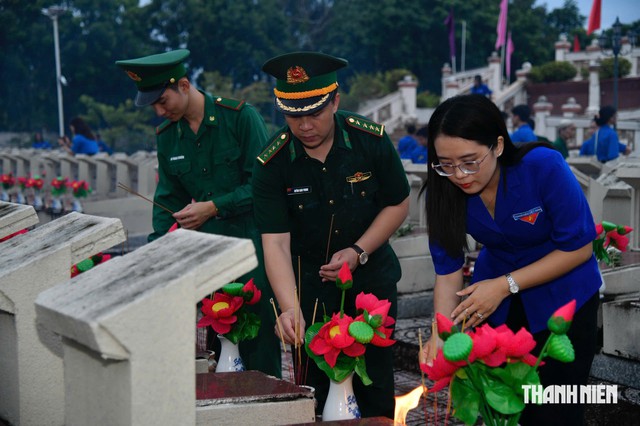 Hơn 400 đo&agrave;n vi&ecirc;n dự lễ thắp nến tri &acirc;n tại C&agrave; Mau - Ảnh 1.