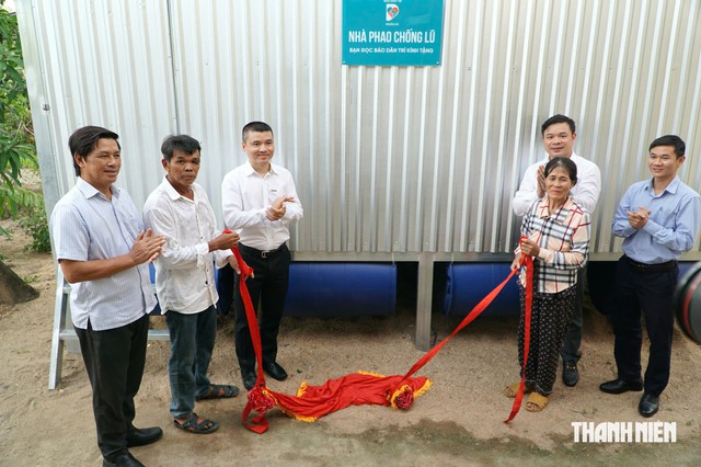 Bàn giao 50 căn nhà phao chống lũ cho người dân Đắk Lắk trước mùa mưa bão - Ảnh 5.