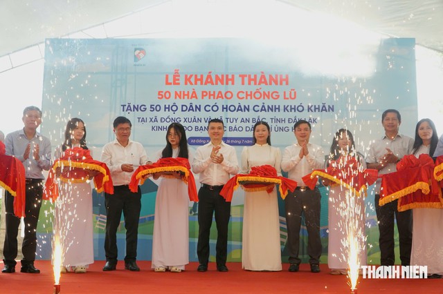 Bàn giao 50 căn nhà phao chống lũ cho người dân Đắk Lắk trước mùa mưa bão - Ảnh 1.
