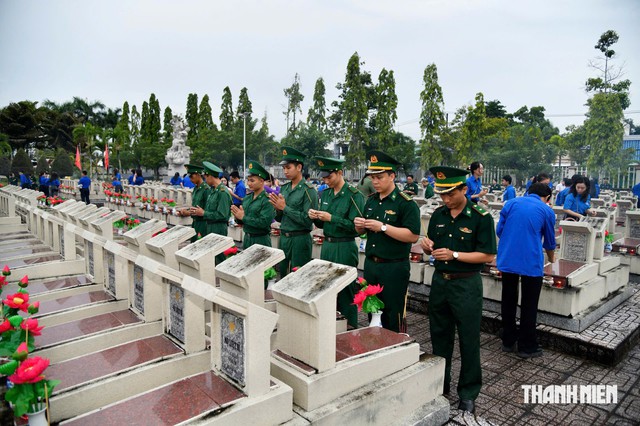 Hơn 400 đo&agrave;n vi&ecirc;n dự lễ thắp nến tri &acirc;n tại C&agrave; Mau - Ảnh 2.