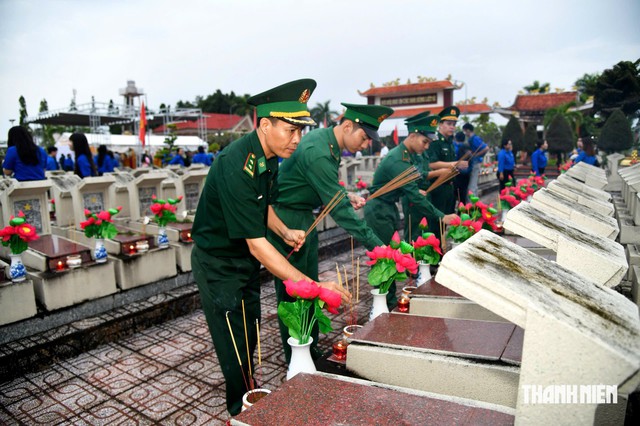 Hơn 400 đo&agrave;n vi&ecirc;n dự lễ thắp nến tri &acirc;n tại C&agrave; Mau - Ảnh 3.