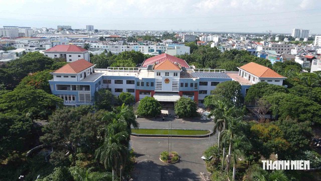 Ngôi trường mang tên liệt sĩ Lê Thị Riêng được cải tạo từ trụ sở UBND cũ - Ảnh 1.