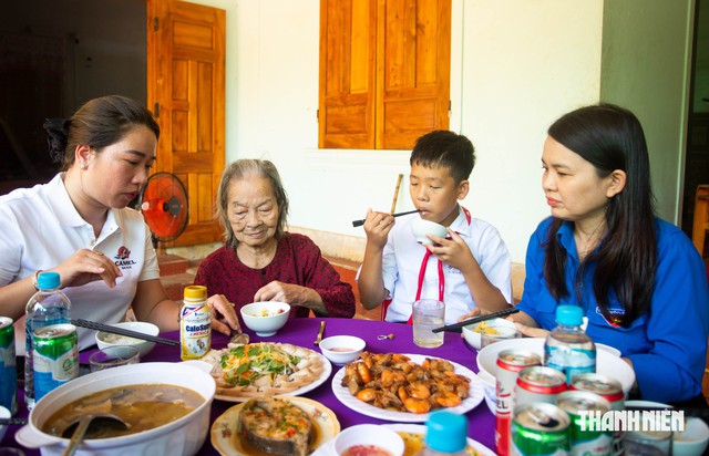 Ăn cơm với Mẹ Việt Nam anh h&ugrave;ng, x&acirc;y nh&agrave; cho người c&oacute; c&ocirc;ng c&aacute;ch mạng - Ảnh 1.