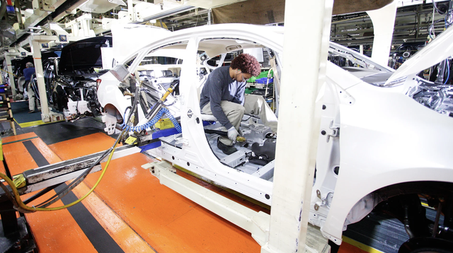 Toyota tin rằng robot không thể thay thế con người trong sản xuất ô tô - Ảnh 2.
