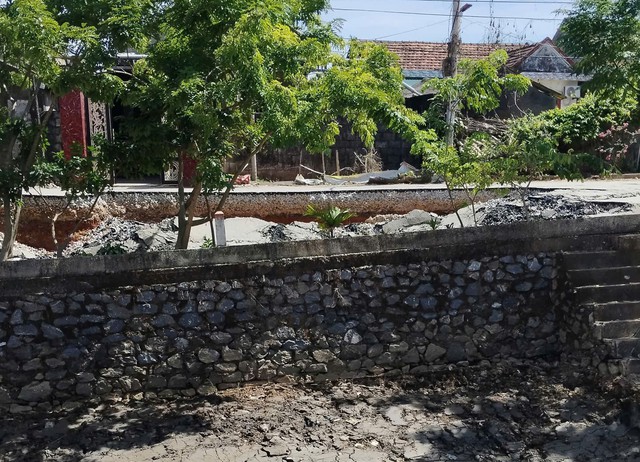 Đường li&ecirc;n x&atilde; ở Quảng Trị sụt l&uacute;n d&agrave;i khoảng 50 m, cấm phương tiện lưu th&ocirc;ng - Ảnh 1.