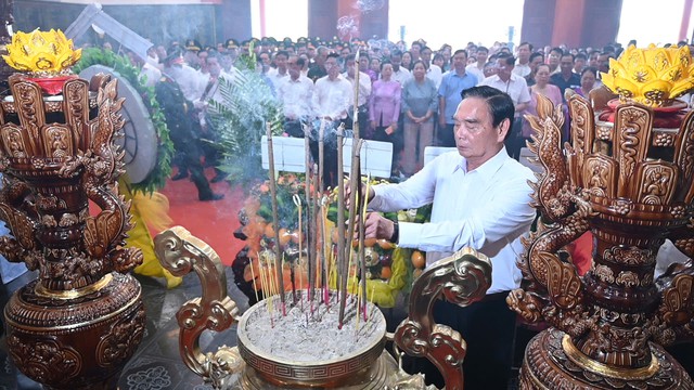 Nguyên Thủ tướng Nguyễn Tấn Dũng dự lễ giỗ Anh hùng, liệt sĩ ở tỉnh An Giang - Ảnh 2.