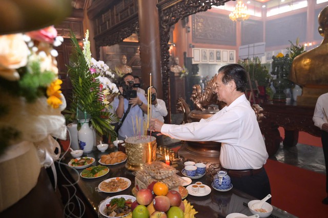 Nguyên Thủ tướng Nguyễn Tấn Dũng dự lễ giỗ Anh hùng, liệt sĩ ở tỉnh An Giang - Ảnh 1.