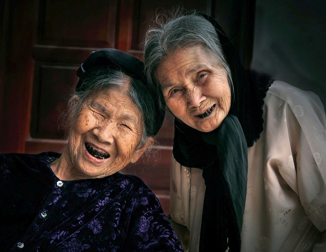 Người nghệ sĩ thương binh và bộ ảnh răng đen độc nhất vô nhị- Ảnh 1.