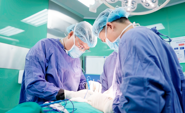Ung thư gi&aacute;p t&aacute;i ph&aacute;t sau 2 lần mổ, hạch b&aacute;m chặt d&acirc;y thần kinh thanh quản - Ảnh 2.