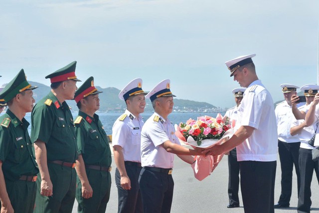 Tàu ngầm Hải quân Nga cập cảng Cam Ranh - Ảnh 2.