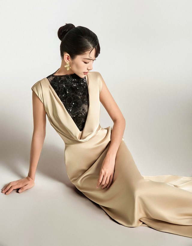 C&aacute;ch phối đồ với vải lụa để tăng vẻ thanh lịch m&agrave; kh&ocirc;ng bị 'dừ' - Ảnh 2.
