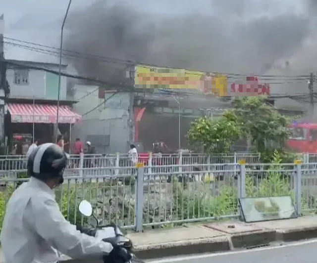 Cháy nhà Kênh 19-5, khu dân cư nháo nhào- Ảnh 1.