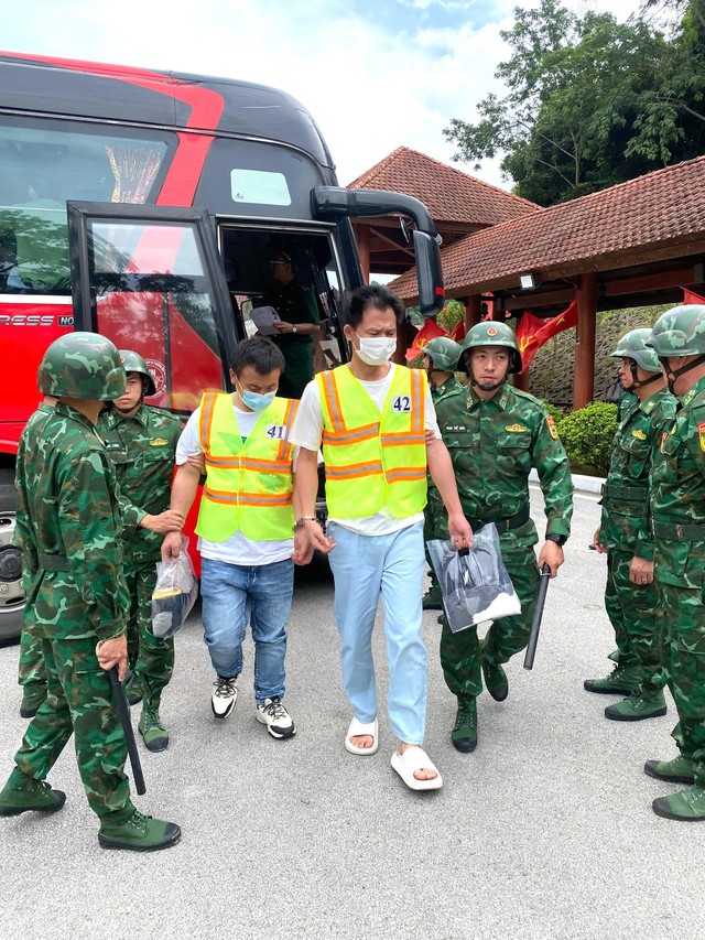 TP.HCM phối hợp trục xuất 76 công dân Trung Quốc vi phạm pháp luật - Ảnh 1.