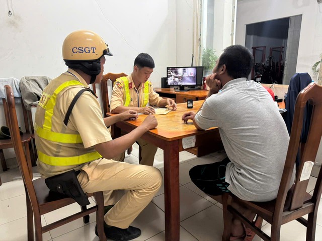 CSGT TP.HCM ph&aacute;t hiện 201 con heo dương t&iacute;nh chất cấm tr&ecirc;n đường v&agrave;o l&ograve; mổ- Ảnh 2.