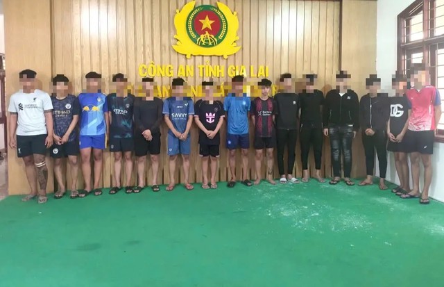 Mang hung kh&iacute; đi t&igrave;m đối thủ, nh&oacute;m thanh thiếu ni&ecirc;n ch&eacute;m nhầm người đi đường- Ảnh 1.