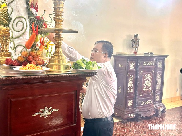 Thắp hương tri ân các Anh hùng liệt sĩ ở quê hương liệt sĩ Nguyễn Thanh Đằng - Ảnh 2.
