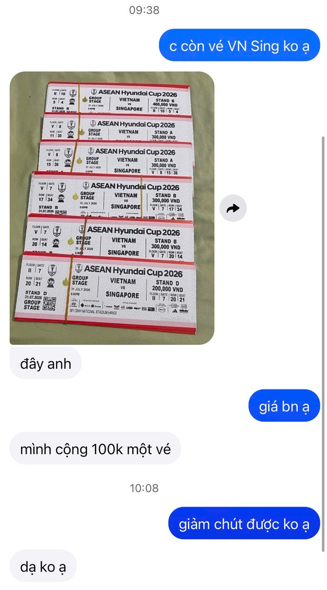 'Chợ đen' tấp nập, vé đội tuyển Việt Nam đấu Singapore bán đắt như tôm tươi- Ảnh 2.