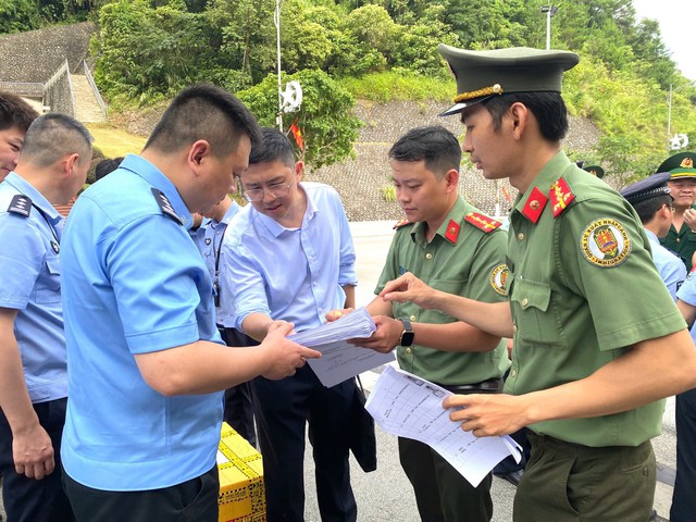 Trục xuất 76 c&ocirc;ng d&acirc;n Trung Quốc vi phạm ph&aacute;p luật - Ảnh 2.