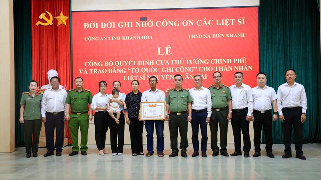Trao bằng Tổ quốc ghi c&ocirc;ng cho thiếu t&aacute; Nguyễn Xu&acirc;n Hải - Ảnh 1.