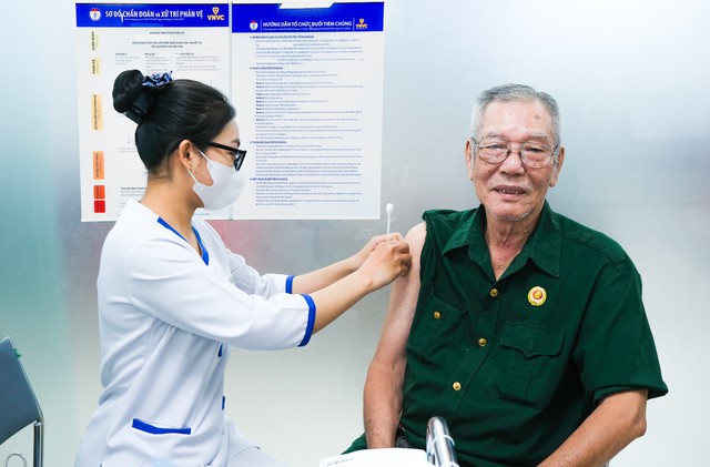 Tri ân người có công bằng 10.000 liều vắc xin cúm - Ảnh 1.