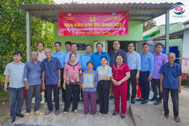 Doanh nhân Đồng Tháp tại TP.HCM trao tặng nhà, điện thoại thông minh nhân Ngày Thương binh - Liệt sĩ - Ảnh 1.