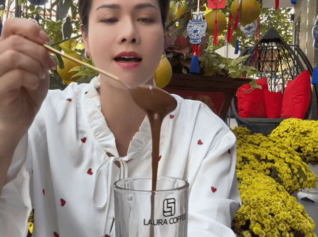 Bí mật khổng lồ về ly Laura Cà phê của Nhật Kim Anh - Ảnh 1.