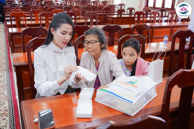 Doanh nhân Đồng Tháp tại TP.HCM trao tặng nhà, điện thoại thông minh nhân Ngày Thương binh - Liệt sĩ - Ảnh 4.