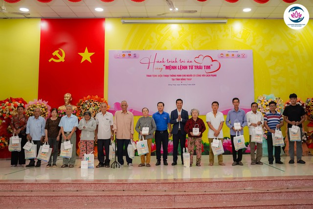 Doanh nhân Đồng Tháp tại TP.HCM trao tặng nhà, điện thoại thông minh nhân Ngày Thương binh - Liệt sĩ - Ảnh 2.