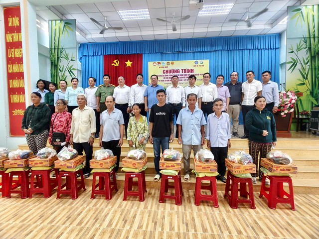 Doanh nhân Đồng Tháp tại TP.HCM trao tặng nhà, điện thoại thông minh nhân Ngày Thương binh - Liệt sĩ - Ảnh 5.