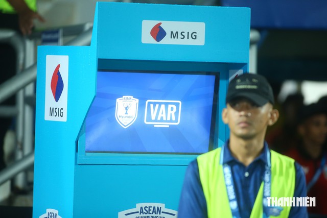 Trận Việt Nam đấu Singapore c&oacute; VAR nhưng tổ trọng t&agrave;i VAR lại kh&ocirc;ng đến Việt Nam, tại sao?- Ảnh 1.