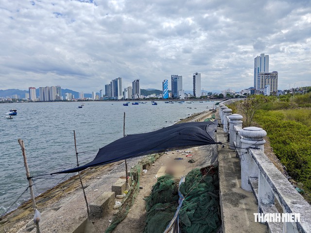 Điều tra vụ phát hiện thi thể ở bờ kè biển Nha Trang - Ảnh 2.