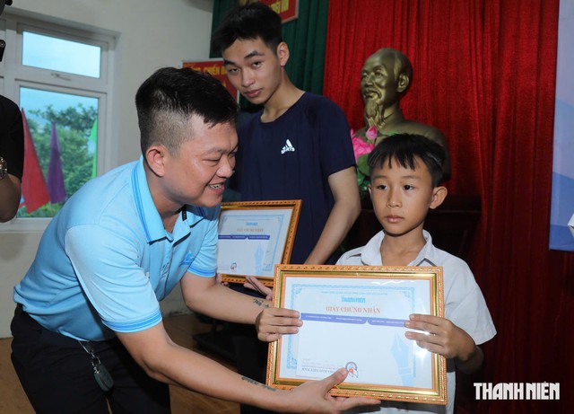 B&aacute;o Thanh Ni&ecirc;n trao học bổng Nguyễn Th&aacute;i B&igrave;nh tại Quảng Trị- Ảnh 1.