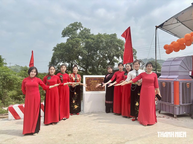 Đồng Cận xóa 'điểm nghẽn' giao thông mùa nước lũ - Ảnh 1.