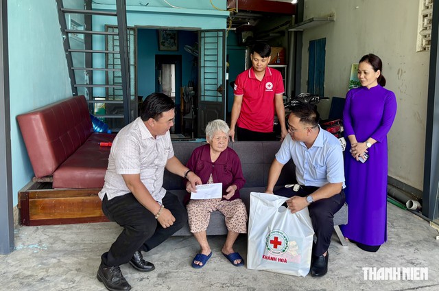 Hội Nhà báo Khánh Hòa và Hội Chữ thập đỏ tỉnh tặng quà gia đình chính sách - Ảnh 1.