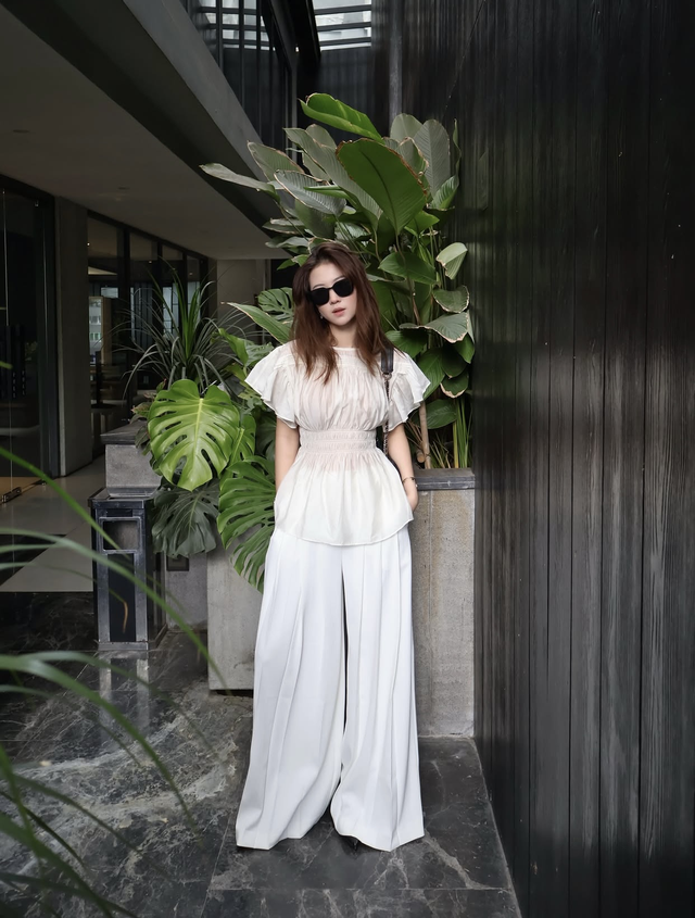 Thần th&aacute;i ng&uacute;t ng&agrave;n c&ugrave;ng quần palazzo ống rộng- Ảnh 1.