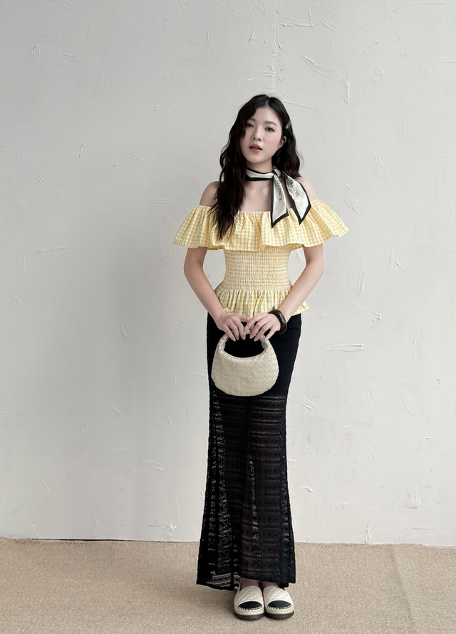 Khăn lụa trở th&agrave;nh 'ng&ocirc;n ngữ' mới của thời trang đường phố- Ảnh 1.