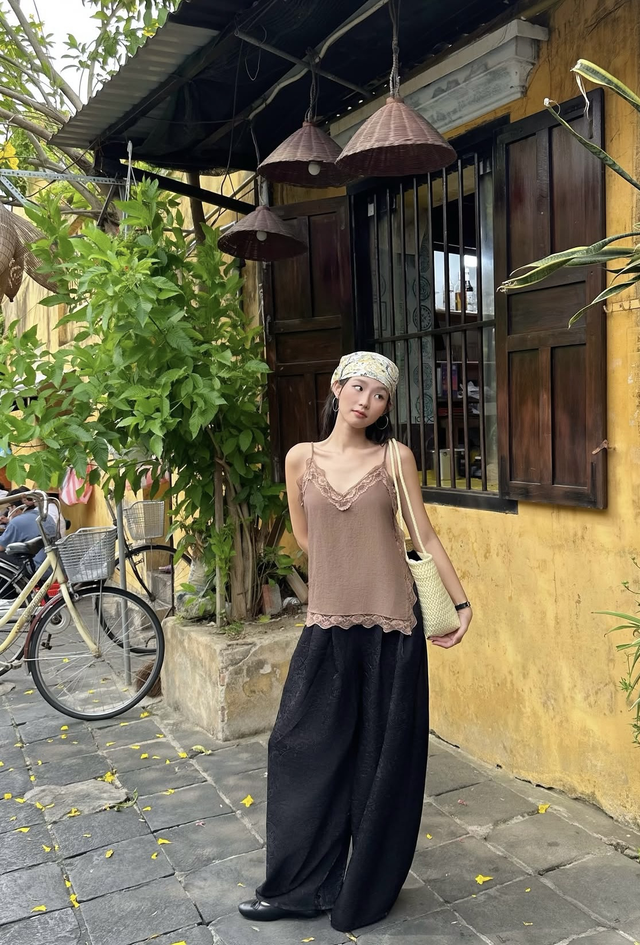 Khăn lụa trở th&agrave;nh 'ng&ocirc;n ngữ' mới của thời trang đường phố- Ảnh 2.