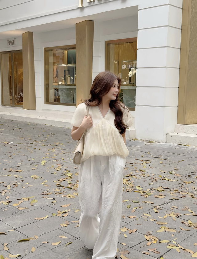 Thần th&aacute;i ng&uacute;t ng&agrave;n c&ugrave;ng quần palazzo ống rộng- Ảnh 4.