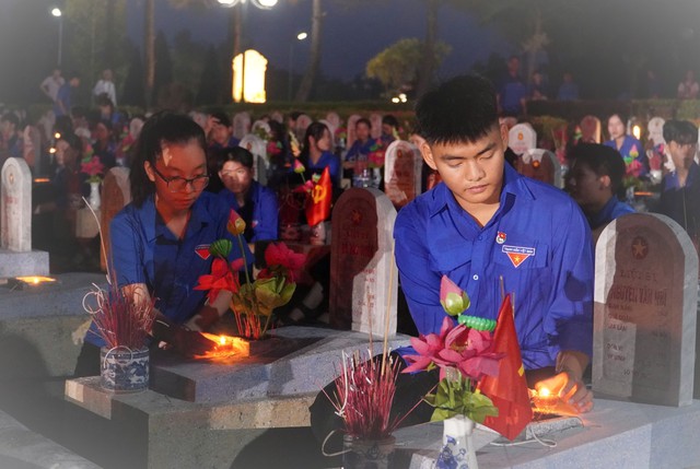 H&agrave;ng vạn ngọn nến nối d&agrave;i mạch nguồn tri &acirc;n - Ảnh 1.
