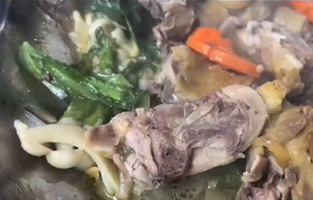 Đắk Lắk: Tạm đ&igrave;nh chỉ cơ sở nấu tiệc c&oacute; m&oacute;n g&agrave; nghi c&oacute; d&ograve;i- Ảnh 1.