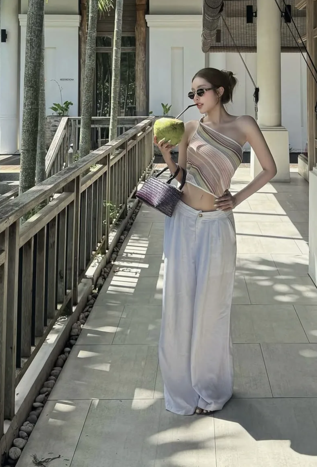 Thần th&aacute;i ng&uacute;t ng&agrave;n c&ugrave;ng quần palazzo ống rộng- Ảnh 5.