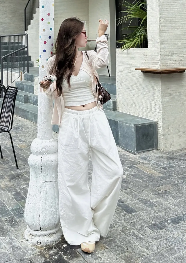 Thần th&aacute;i ng&uacute;t ng&agrave;n c&ugrave;ng quần palazzo ống rộng- Ảnh 6.