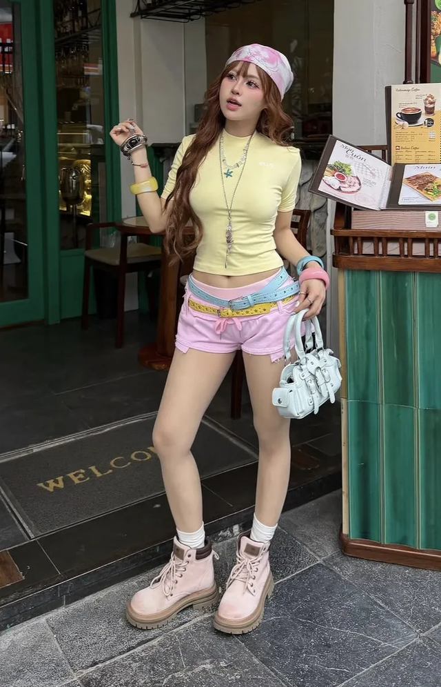 Khăn lụa trở th&agrave;nh 'ng&ocirc;n ngữ' mới của thời trang đường phố- Ảnh 8.