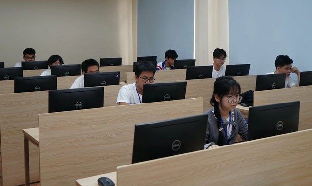 Năm 2027 dự kiến thi tốt nghiệp THPT tr&ecirc;n m&aacute;y t&iacute;nh v&agrave; tr&ecirc;n giấy - Ảnh 1.