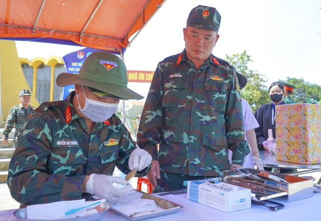 Ph&aacute;t hiện ảnh ch&acirc;n dung trong di vật liệt sĩ khi lấy mẫu ADN tại Quảng Ng&atilde;i - Ảnh 5.