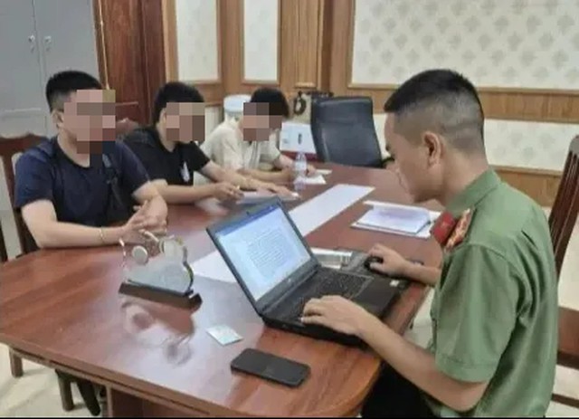 Công an làm việc với 3 người trong vụ đăng clip cợt nhả chương trình 'Sao sáng dẫn đường' - Ảnh 1.