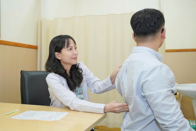 Đau lưng ở d&acirc;n văn ph&ograve;ng: Đừng đợi cột sống 'l&ecirc;n tiếng&rsquo; mới đi kh&aacute;m - Ảnh 1.