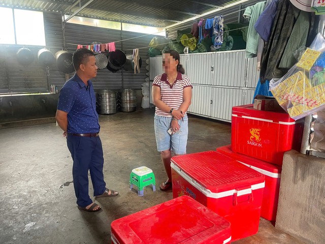 Đắk Lắk: Tạm đ&igrave;nh chỉ cơ sở nấu tiệc c&oacute; m&oacute;n g&agrave; nghi c&oacute; d&ograve;i- Ảnh 2.